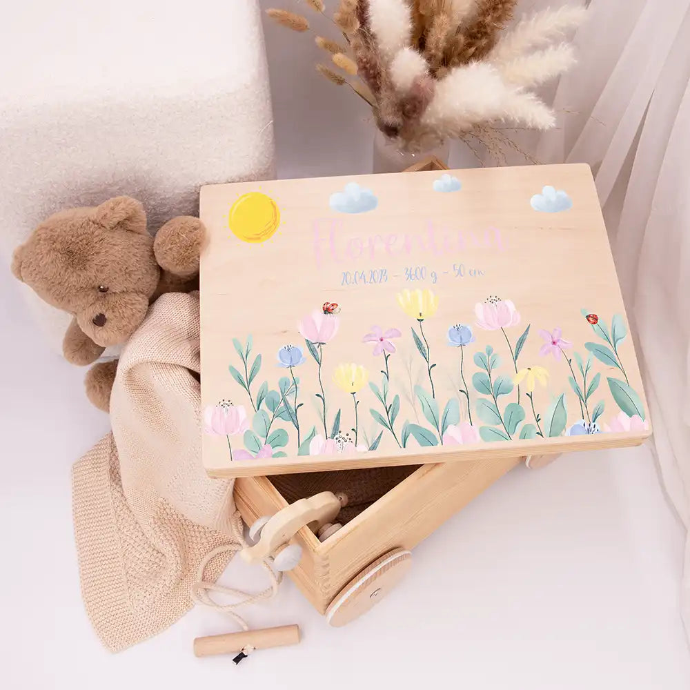 Spielzeugkiste mit Rädern personalisiert - Blumenwiese