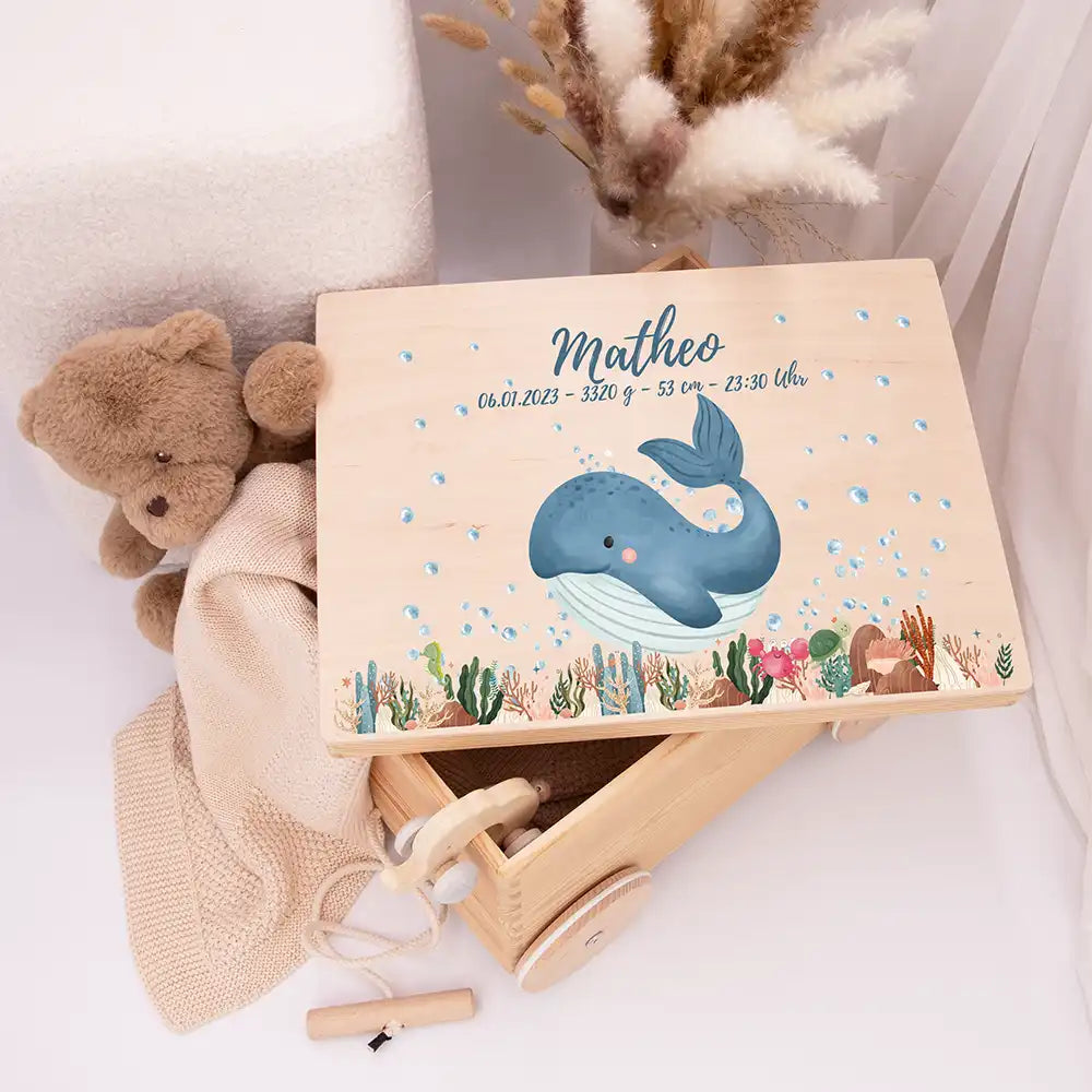 Spielzeugkiste mit Rädern personalisiert - Niedlicher Wal