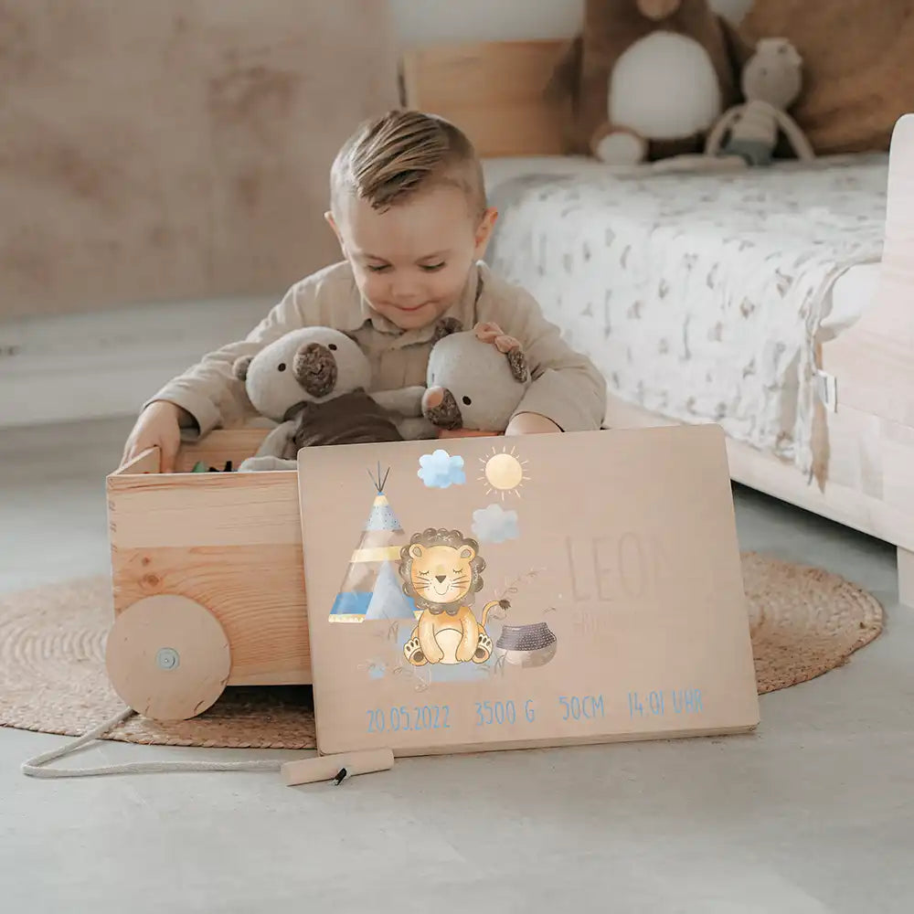 Spielzeugkiste mit Rädern personalisiert - Löwe mit Tipi