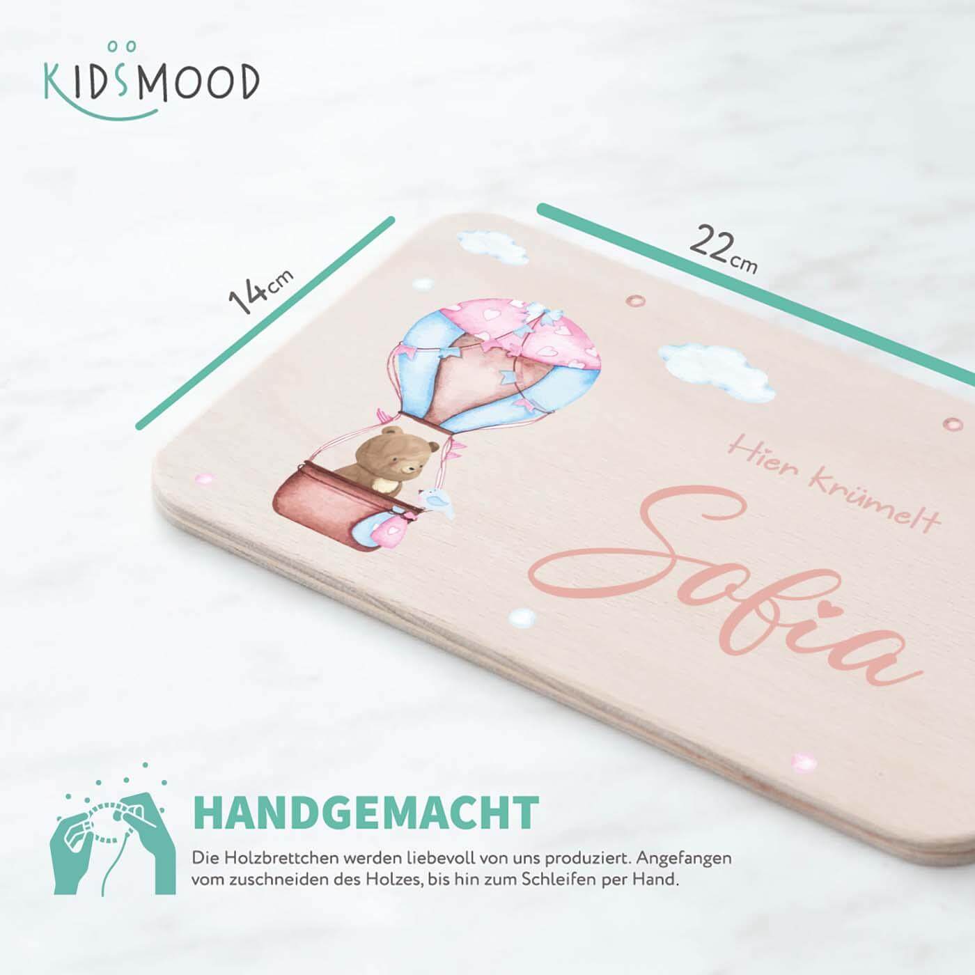 detailansicht der gravur auf dem frühstücksbrettchen mit ballon-bär