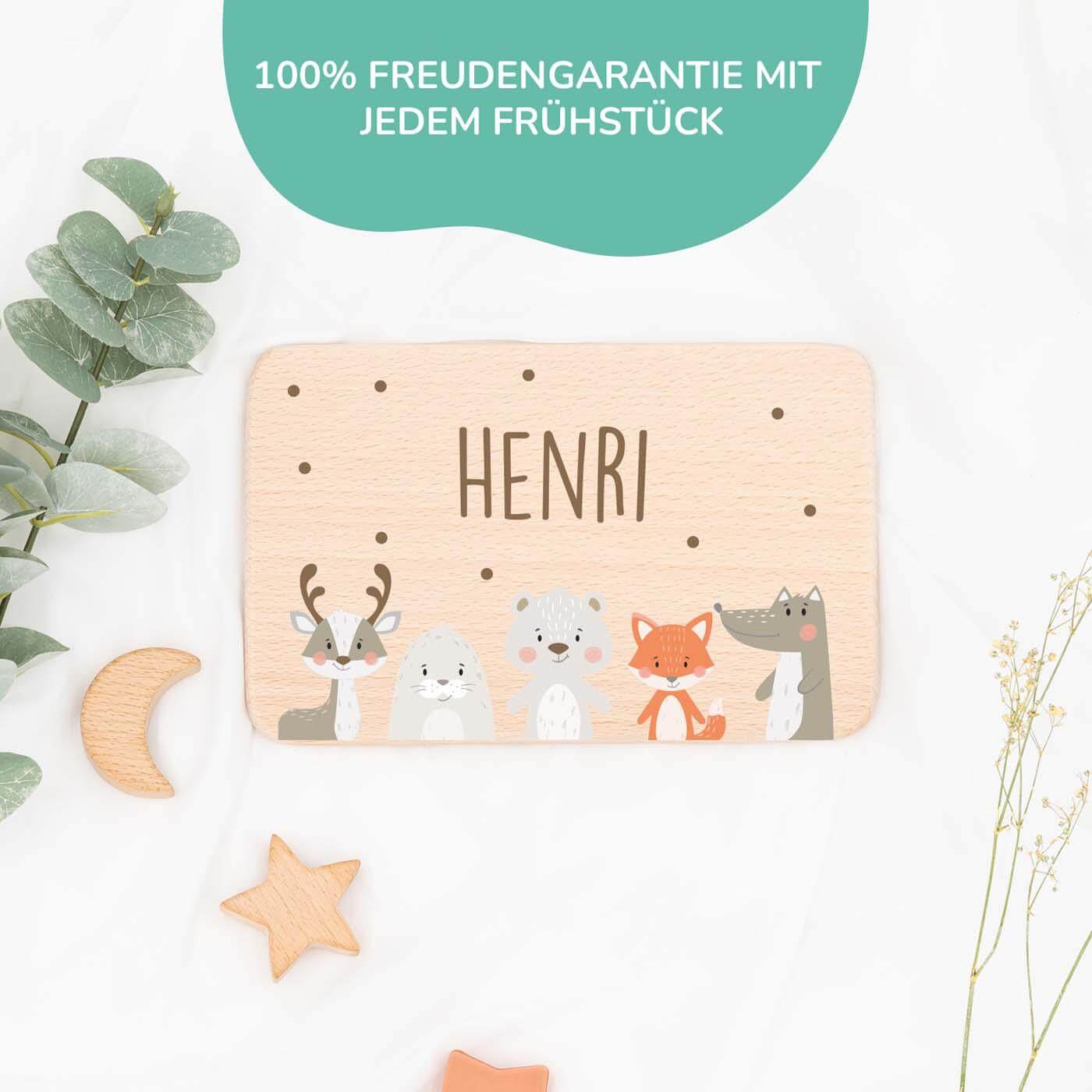 handgefertigtes frühstücksbrettchen mit winter-tiere gravur