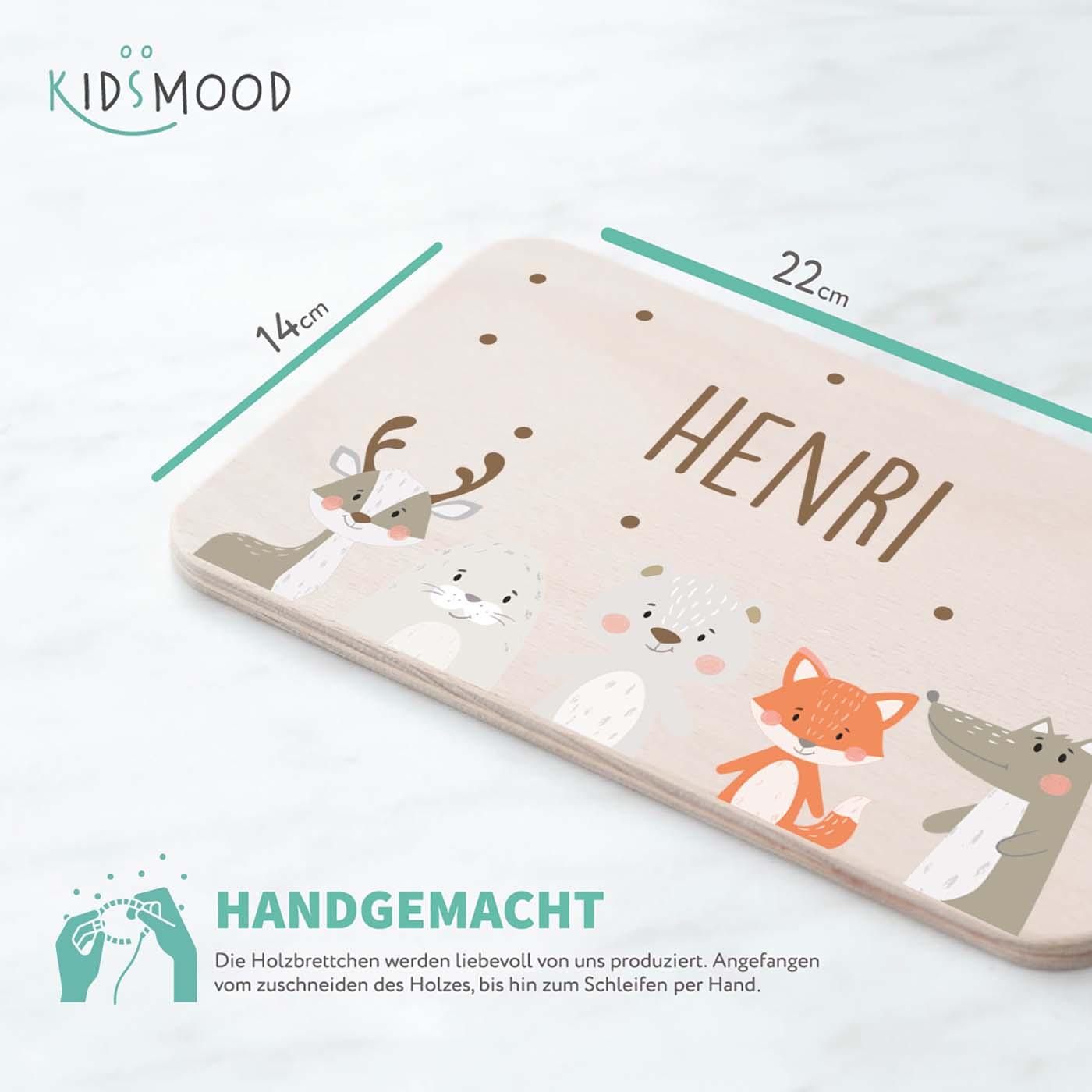 detailansicht der gravur auf dem frühstücksbrettchen mit winter-tiere