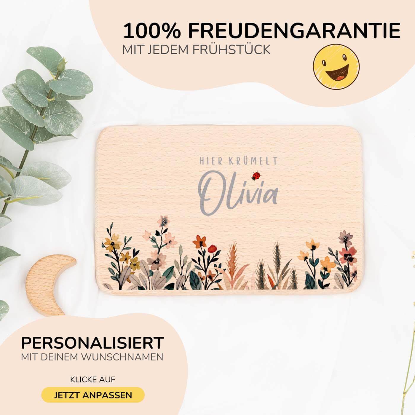 nahaufnahme des frühstücksbrettchens mit blumen motiv