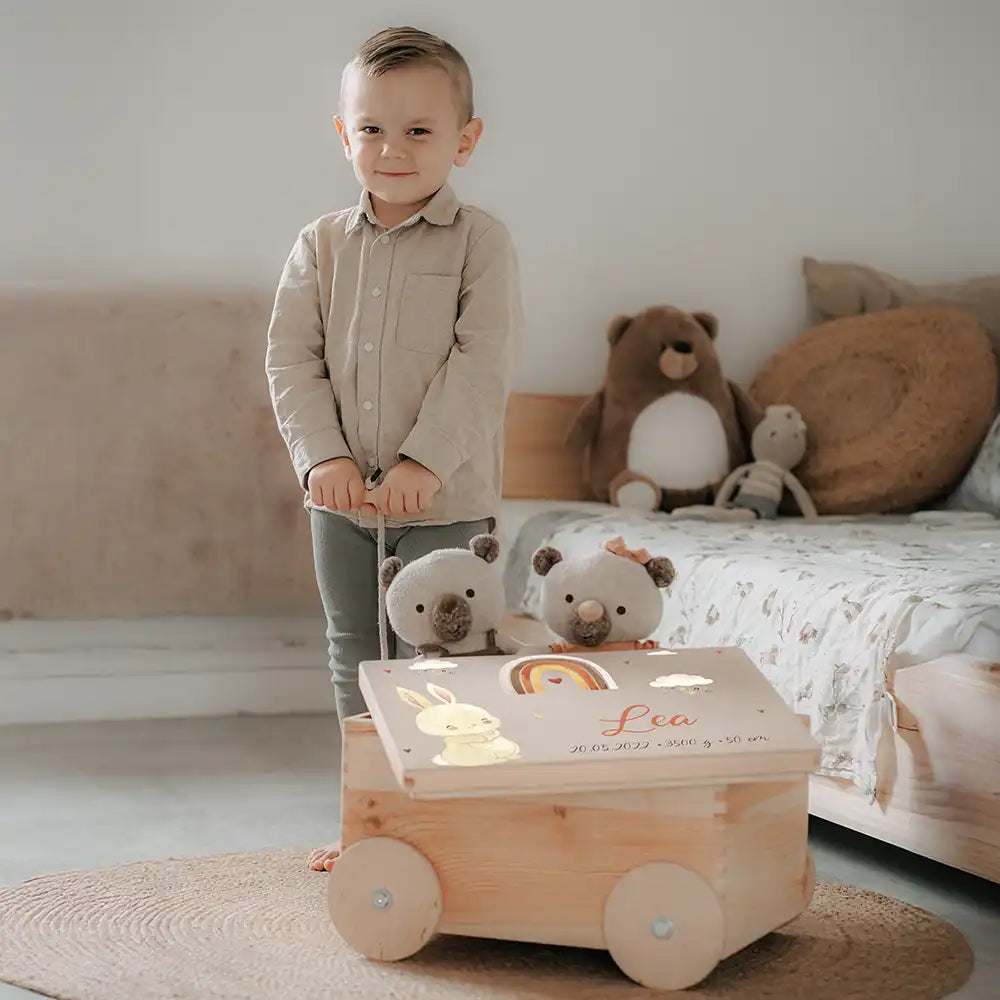 Spielzeugkiste mit Rädern personalisiert - Häschen mit Regenbogen