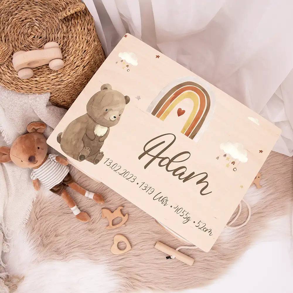 Spielzeugkiste mit Rädern personalisiert - Boho Bär