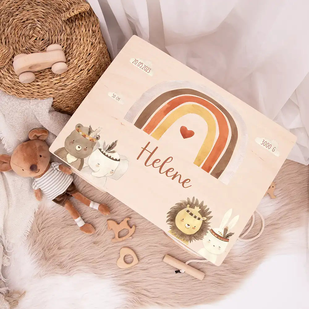 Spielzeugkiste mit Rädern personalisiert - Regenbogen mit Bär und Löwe