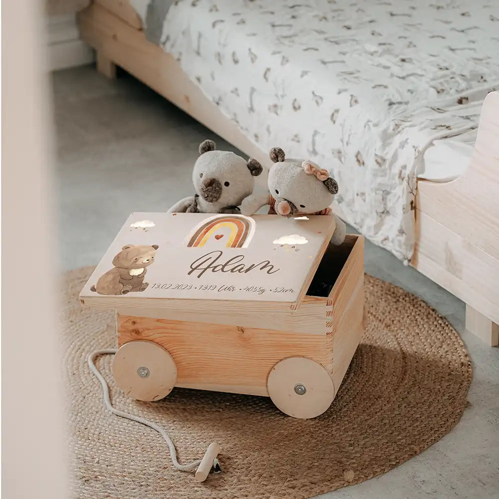 Spielzeugkiste mit Rädern personalisiert - Boho Bär