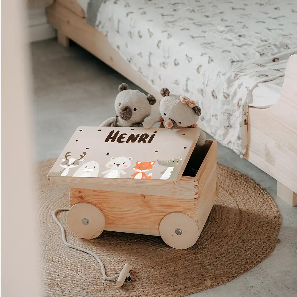 Spielzeugkiste mit Rädern personalisiert - Winterliche Waldtiere