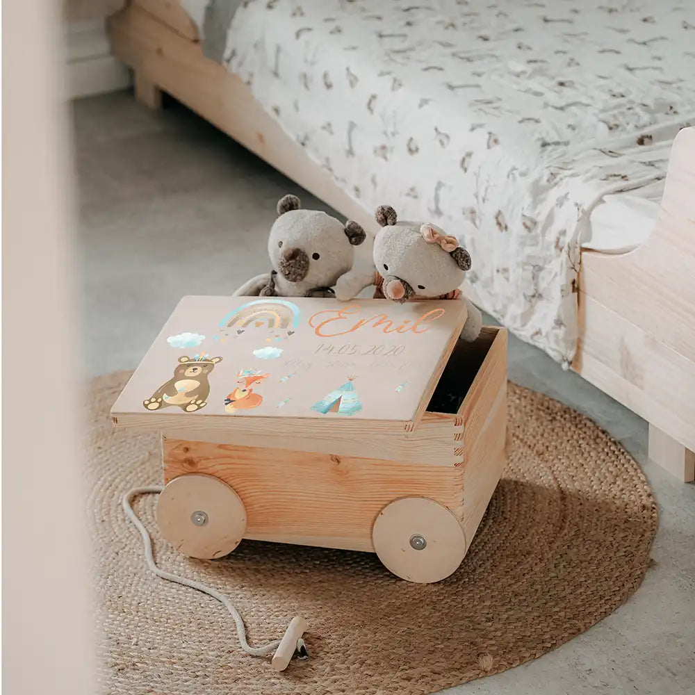 Spielzeugkiste mit Rädern personalisiert - Bär und Regenbogen