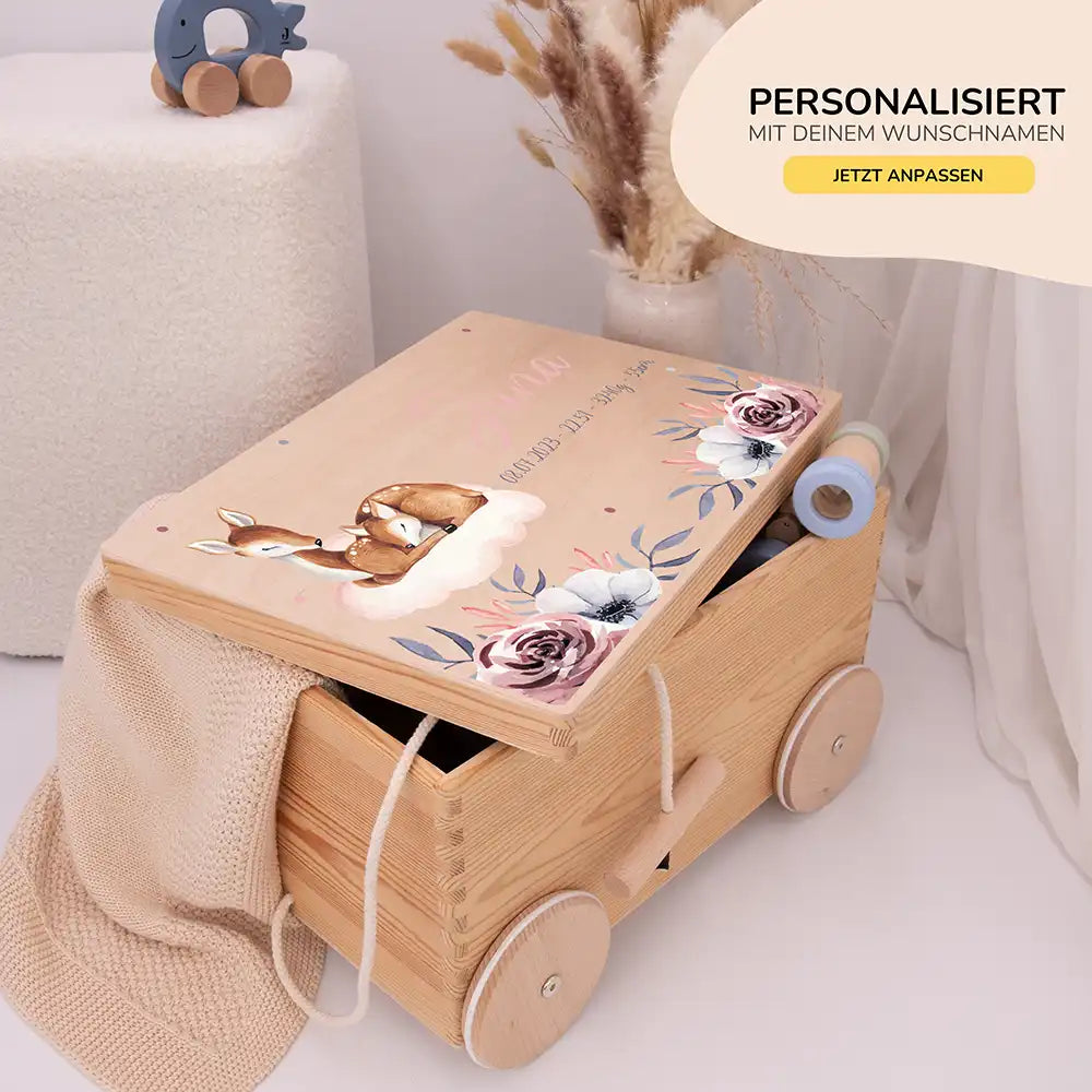 Spielzeugkiste mit Rädern personalisiert - Mama Reh