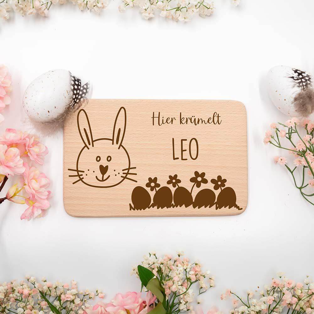 nahaufnahme des frühstücksbrettchens mit gravur