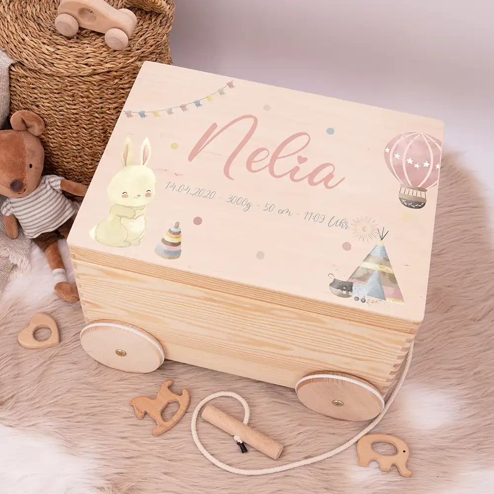 Spielzeugkiste mit Rädern personalisiert - Hasenfreude