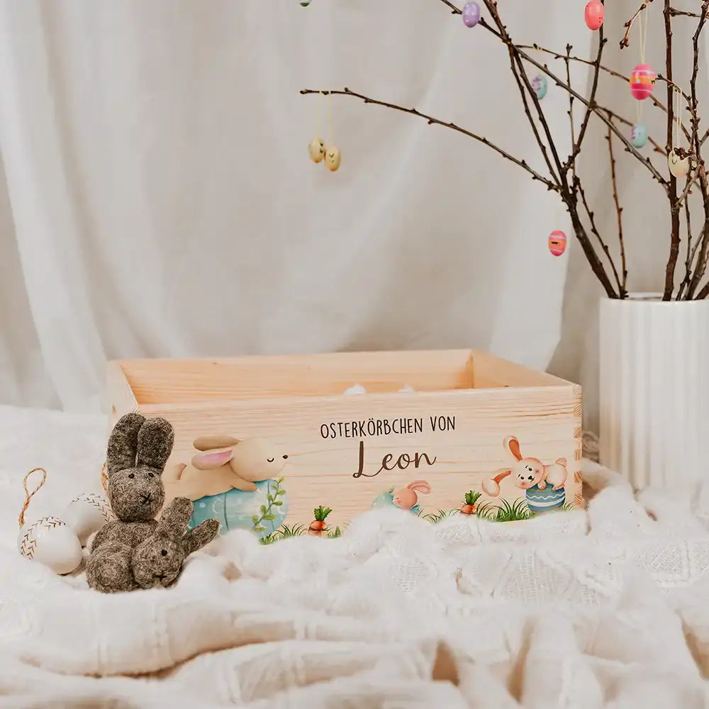 Osterkiste Holz personalisiert - Niedliche Hasen auf Wiese