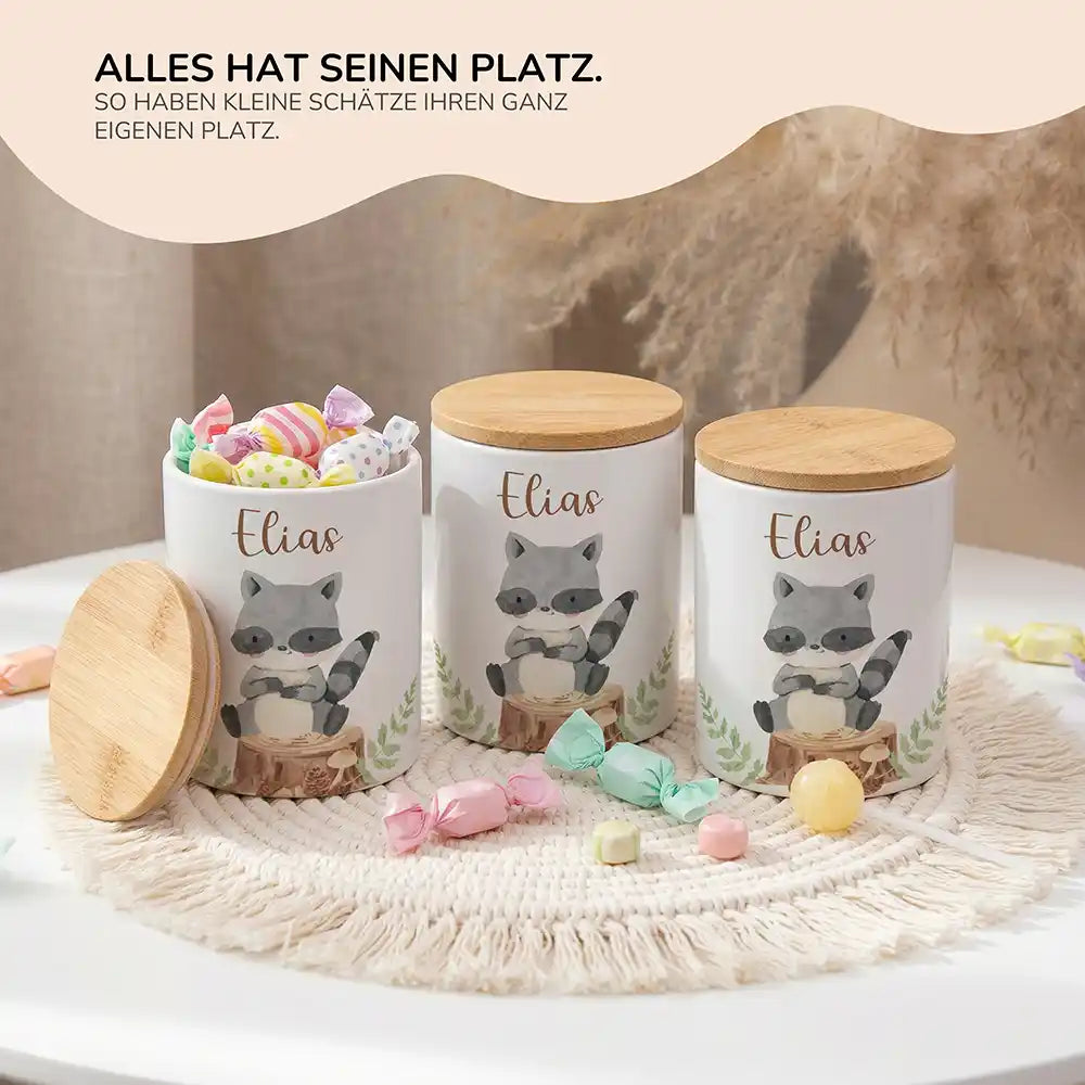 Lifestyle: Personalisierte Keksdose WaschbÀr Wald im Kinderzimmer