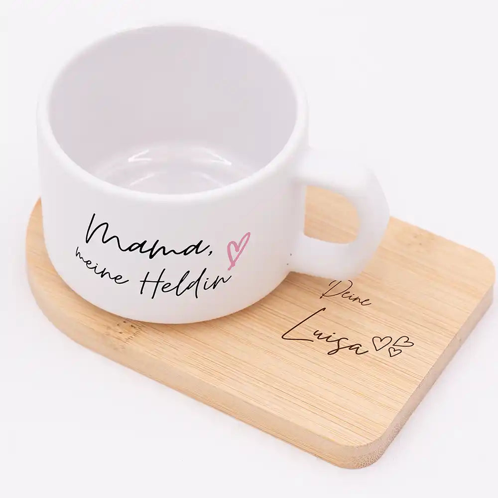 Muttertagsgeschenk Keramikbecher Mama meine Heldin – matter Keramikbecher personalisiert mit Bambus-Untersetzer Gravur