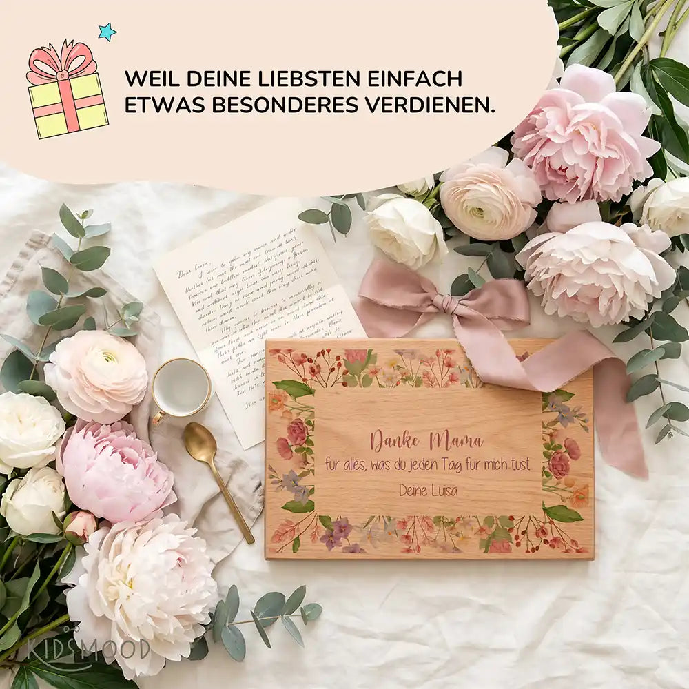 Personalisiertes Frühstücksbrettchen Muttertag Danke Mama Blütenrahmen – Made in Hamburg Detail