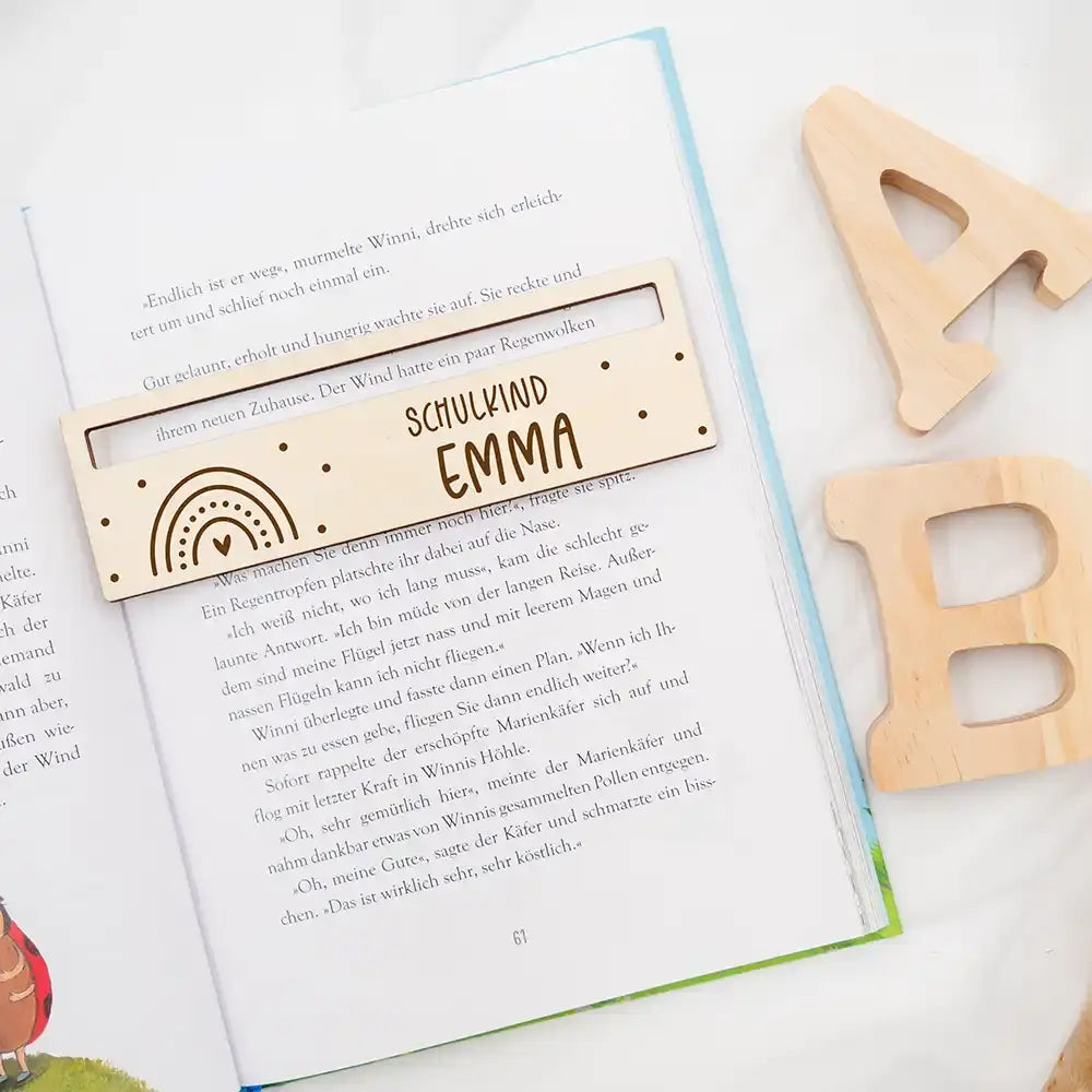 nahaufnahme der lesehilfe mit regenbogen motiv