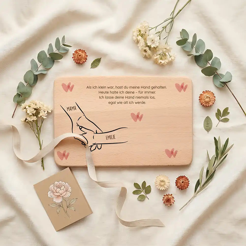 Personalisiertes Frühstücksbrettchen Muttertag Hand in Hand Boho – Geschenkszene auf gedecktem Tisch