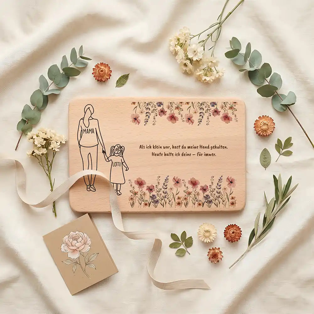 Personalisiertes Frühstücksbrettchen Muttertag Mama & Tochter Wildblumen – Geschenkszene auf gedecktem Tisch
