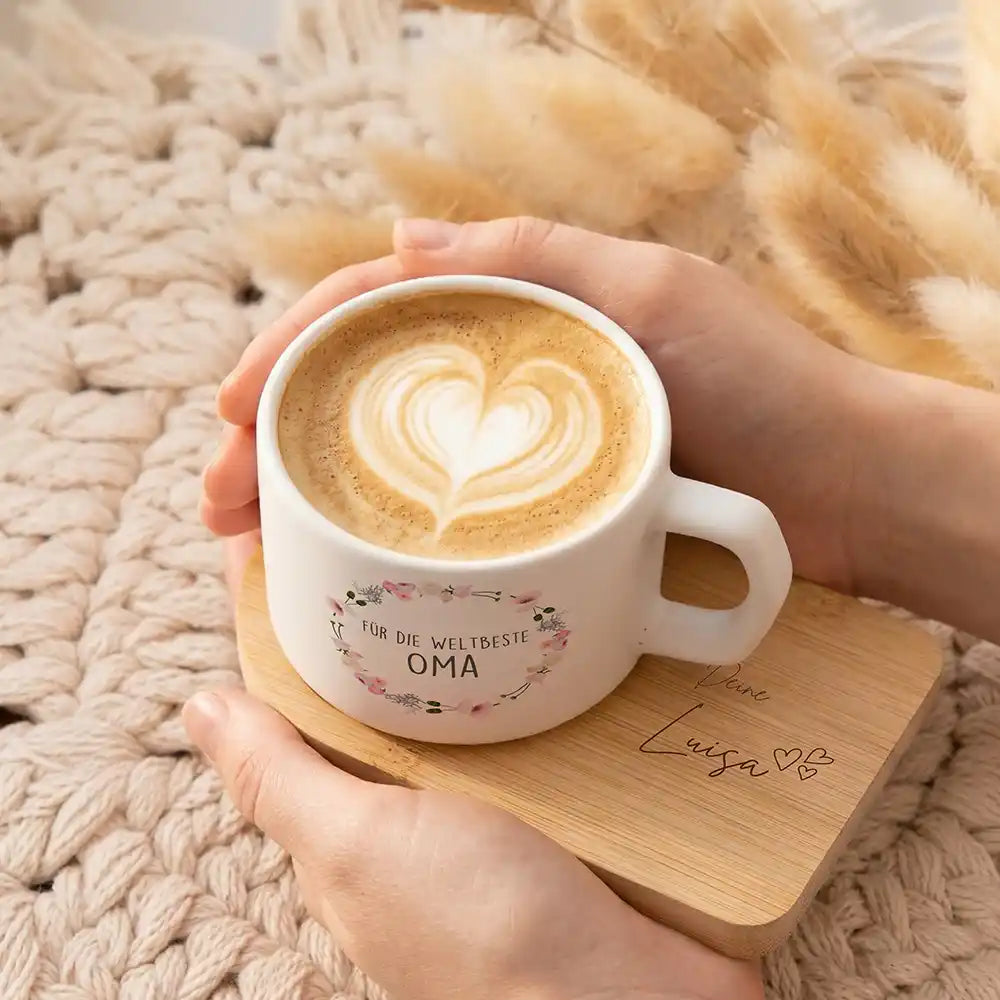 Muttertagsgeschenk personalisiert – Keramiktasse Blumenkranz Weltbeste Oma mit Bambus-Untersetzer