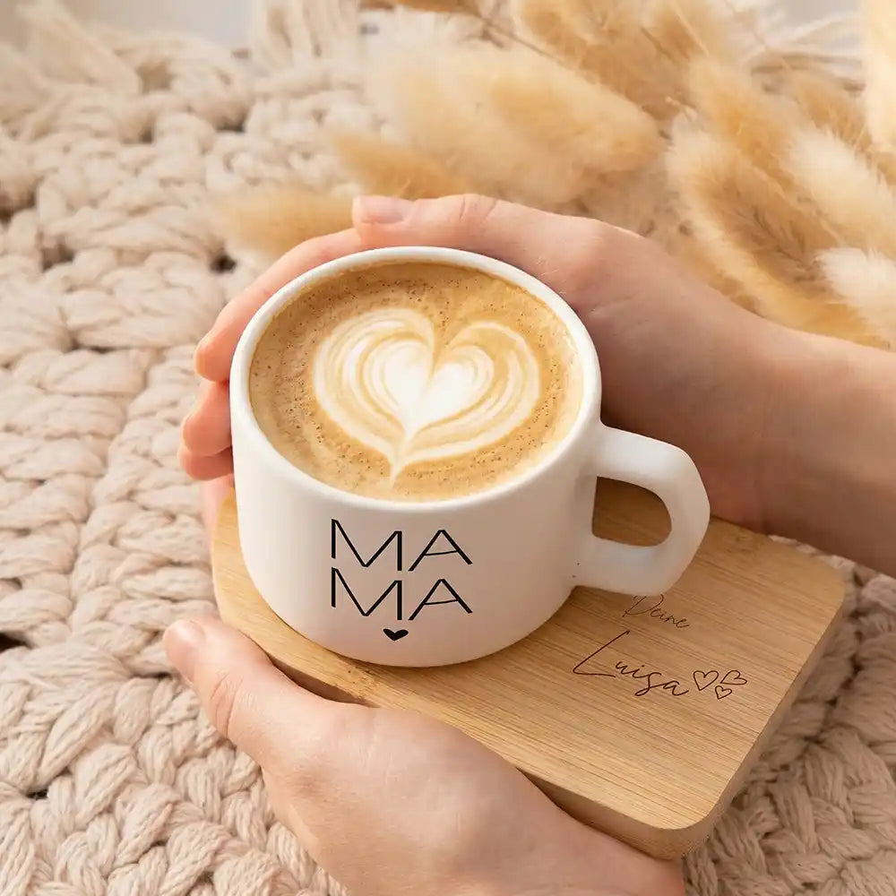 Muttertagsgeschenk personalisiert – Keramiktasse MAMA Großbuchstaben mit Bambus-Untersetzer