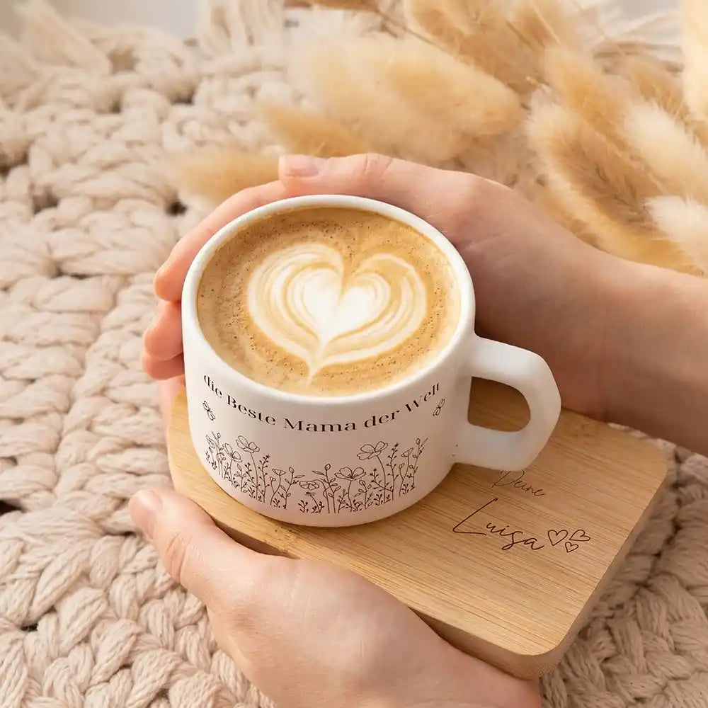 Muttertagsgeschenk personalisiert – Keramiktasse Blumenwiese Beste Mama mit Bambus-Untersetzer