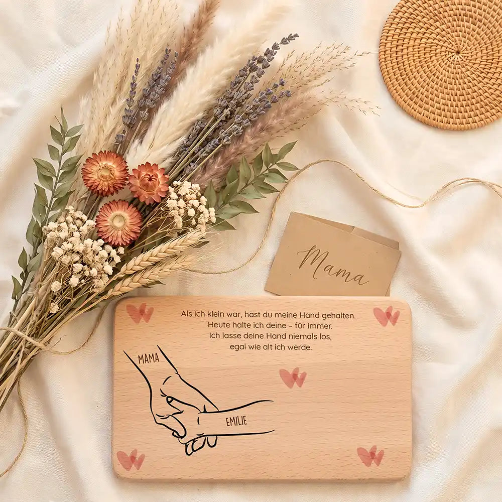 Personalisiertes Frühstücksbrettchen Muttertag Hand in Hand Boho – Personalisierungs-Detail des Wunschnamens