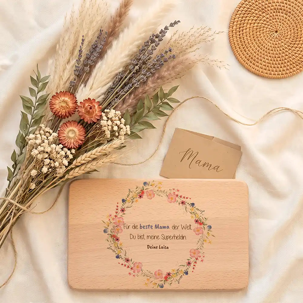 Personalisiertes Frühstücksbrettchen Muttertag Wildblumenkranz Beste Mama Reload – Personalisierungs-Detail des Wunschnamens