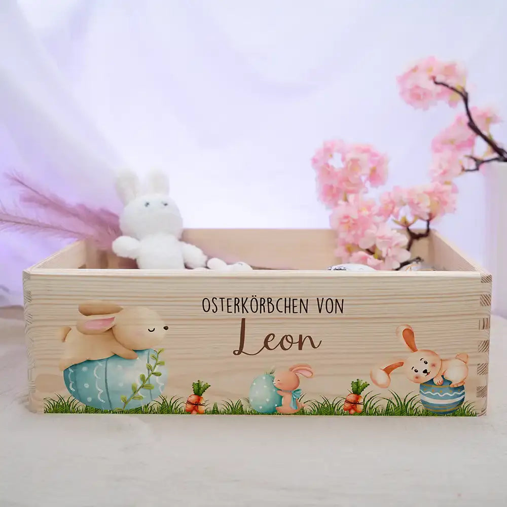 Osterkiste Holz personalisiert - Niedliche Hasen auf Wiese