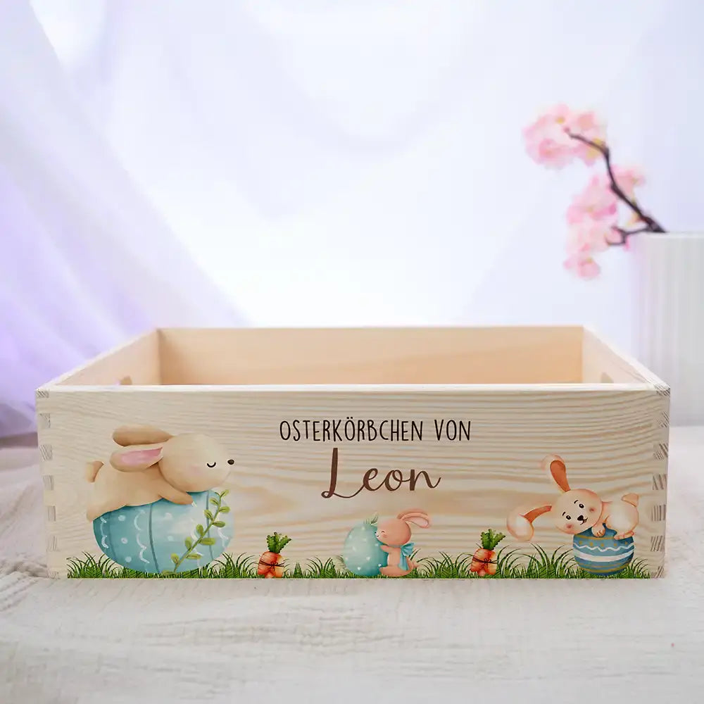 Osterkiste Holz personalisiert - Niedliche Hasen auf Wiese