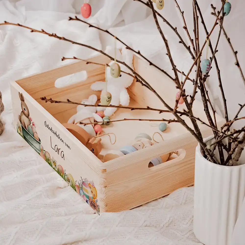 Osterkiste Holz personalisiert - Häschen im Blumenbad