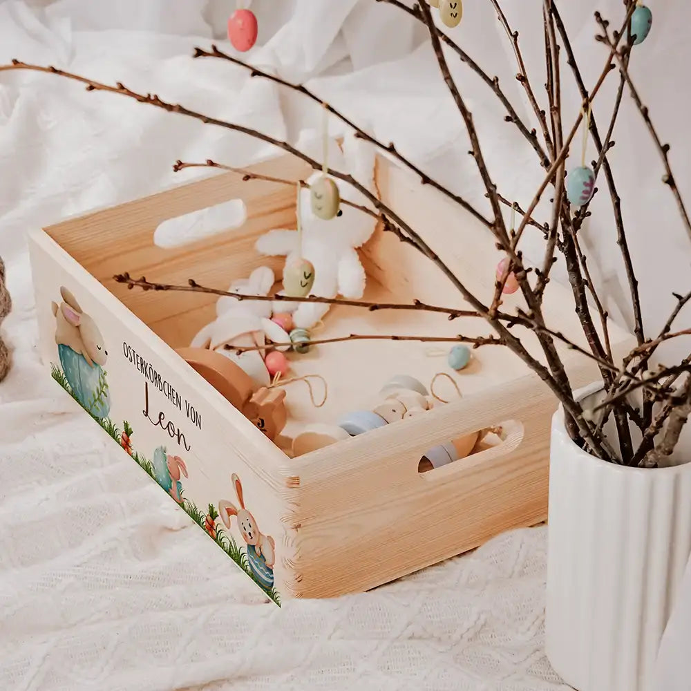 Osterkiste Holz personalisiert - Niedliche Hasen auf Wiese