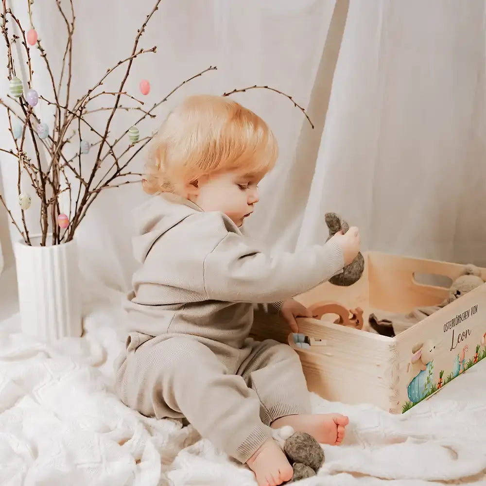 Osterkiste Holz personalisiert - Niedliche Hasen auf Wiese