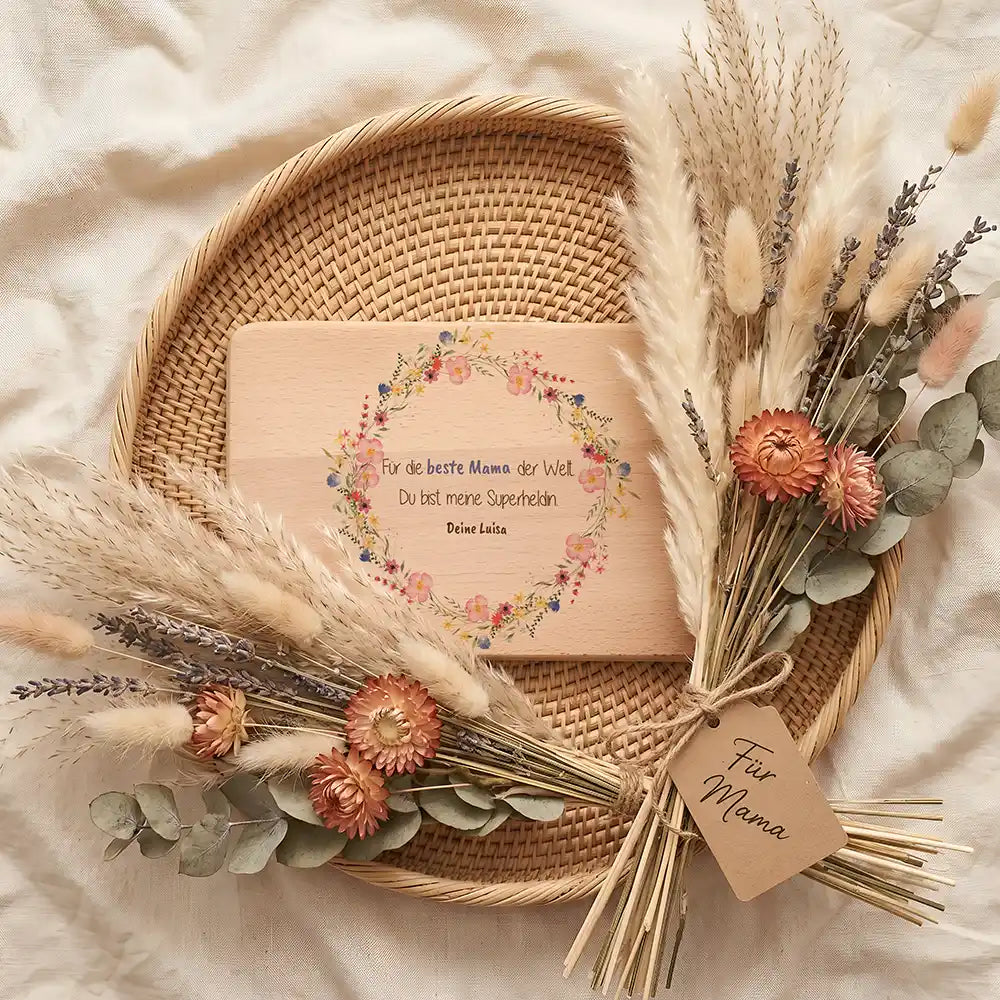 Personalisiertes Frühstücksbrettchen Muttertag Wildblumenkranz Beste Mama Reload – Vollansicht Topdown