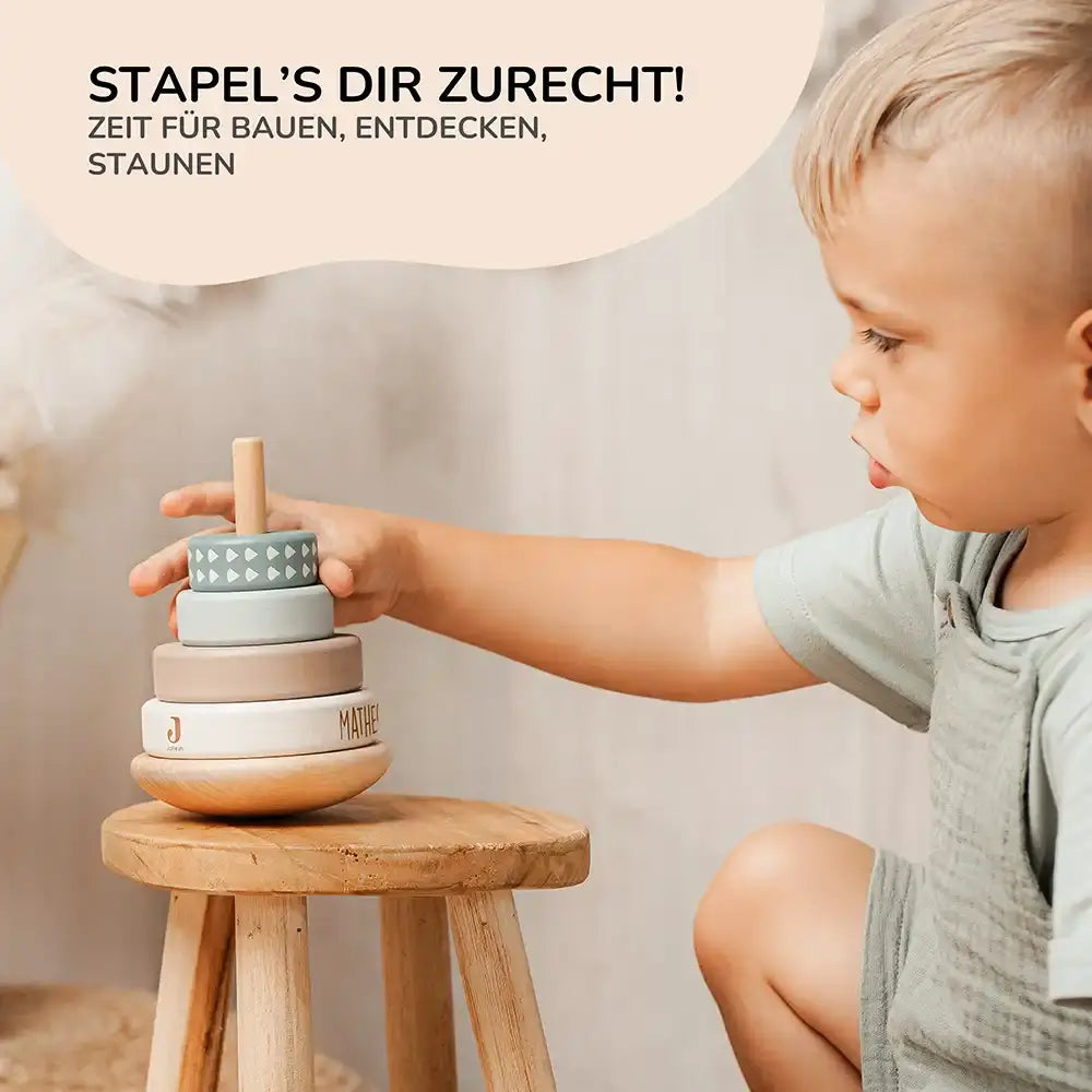 Holzstapelturm Regenbogen personalisiert mit Namen