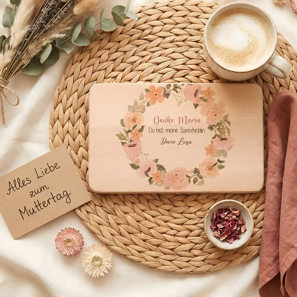 Personalisiertes Frühstücksbrettchen Muttertag Danke Mama Rosenkranz – Geschenk-Komposition Boho-Flatlay