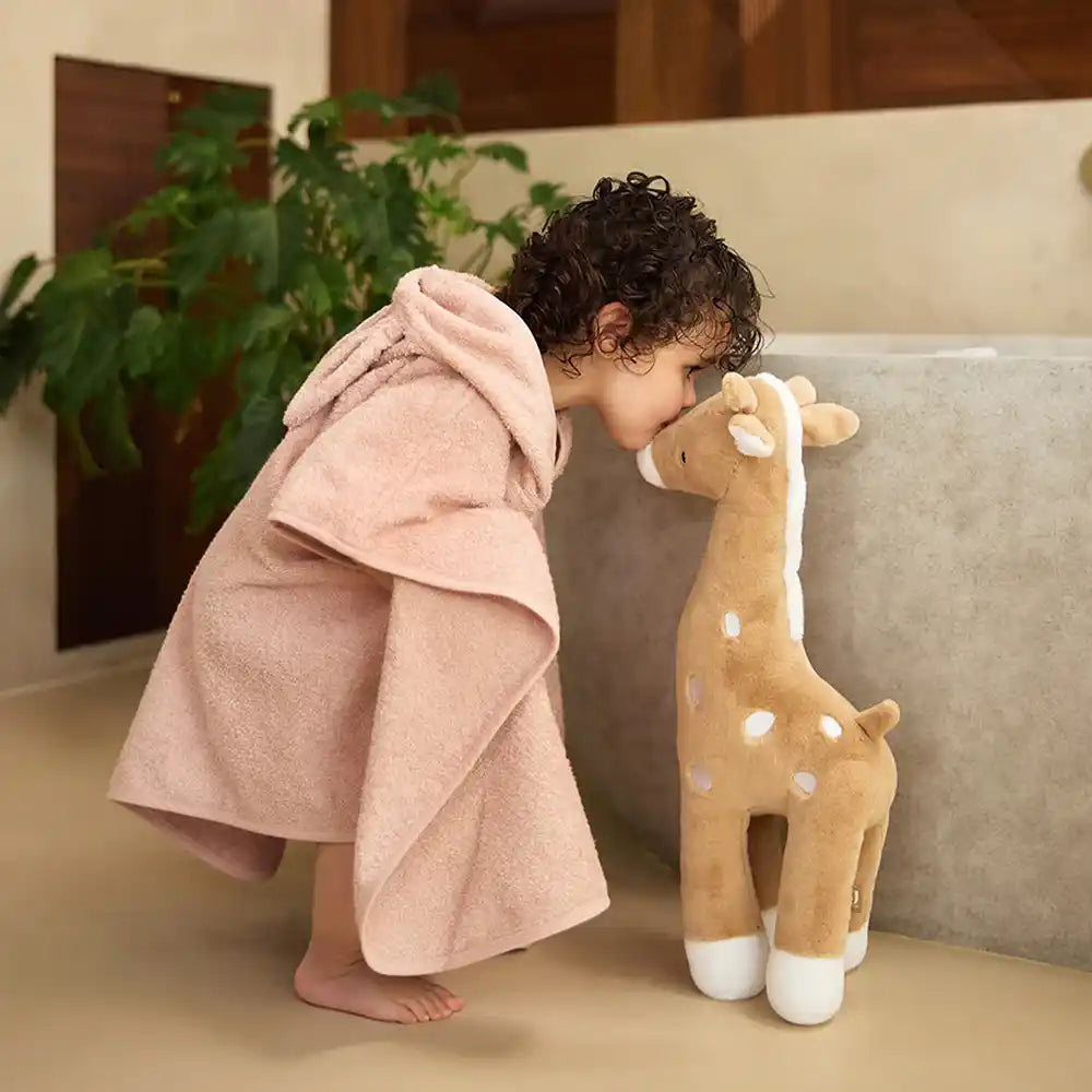 Kapuzenhandtuch Baby personalisiert – Mintgrün: weiches Frottee mit Kapuze, Baby nach dem Baden eingehüllt, süßes Giraffen-Design