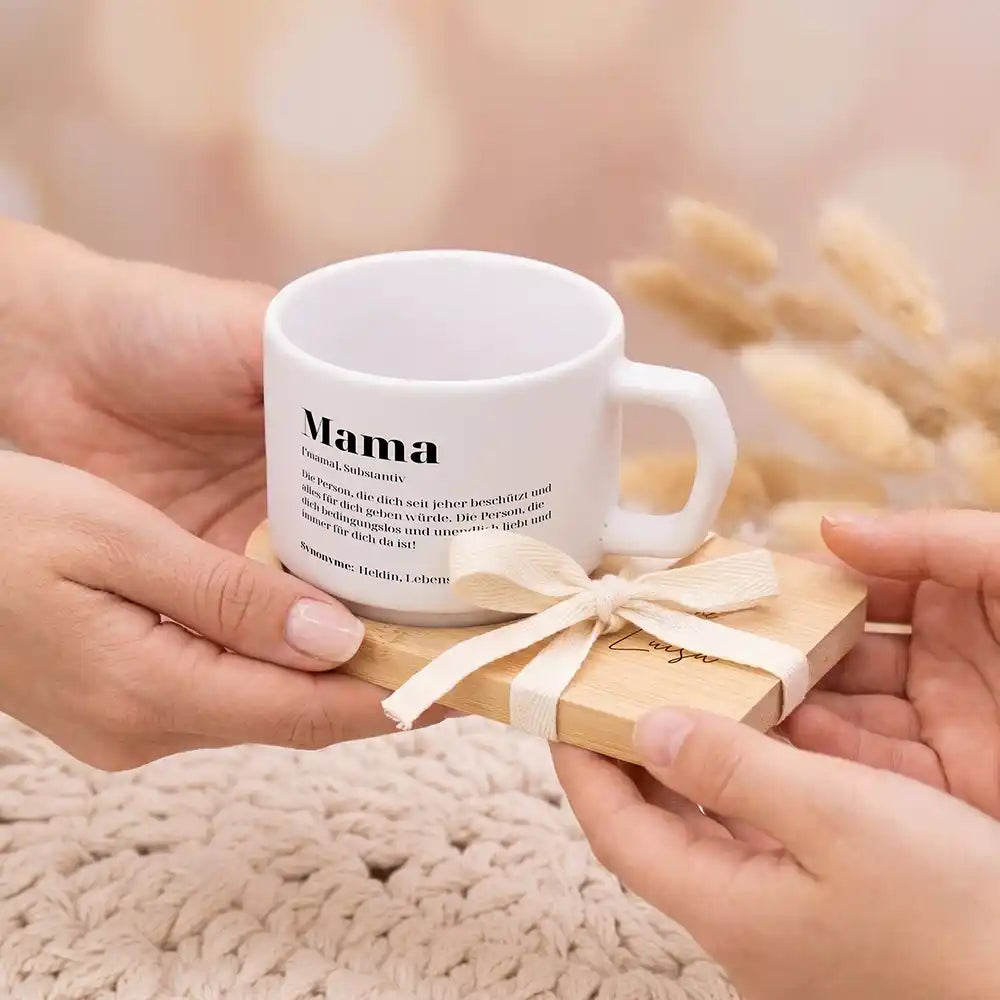 Tasse mit Wunschnamen Mama Mama Definition – Keramik mit Bambus-Untersetzer