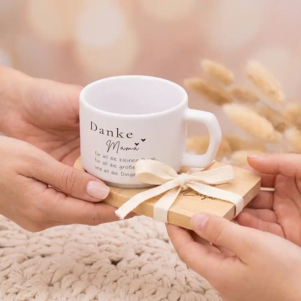 Tasse mit Wunschnamen Mama Danke Mama – kleine und große Dinge – Keramik mit Bambus-Untersetzer