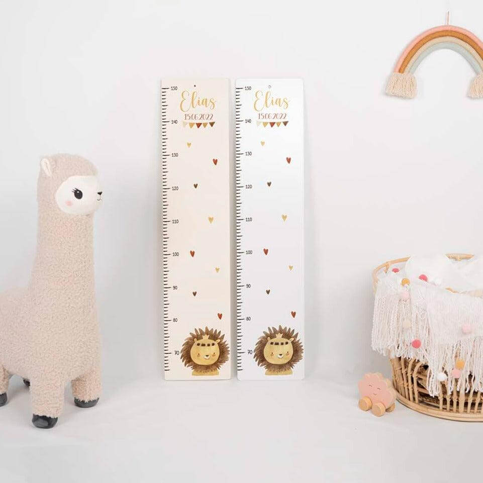 Personalisierte Aluverbund / Holz Messlatte Löwe Boho