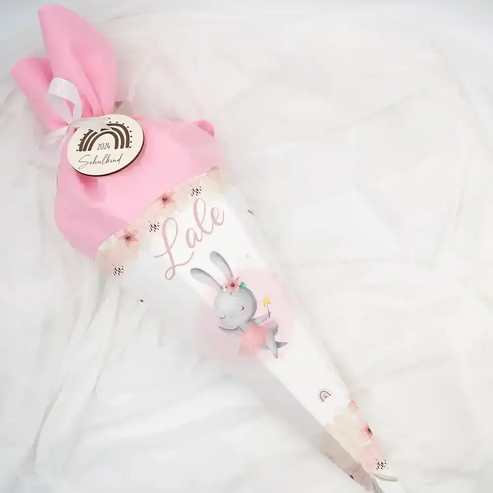 Personalisierte Schultüte mit Namen von Kidsmood, Motiv Hase in Rosa