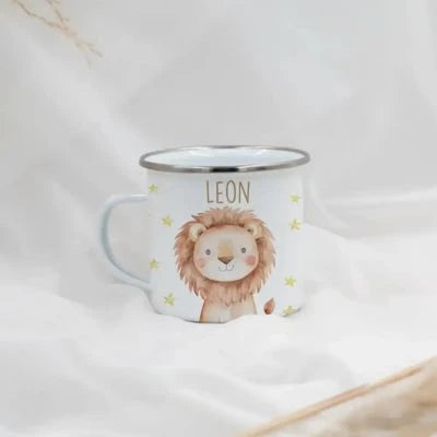 Emaille Tasse auf weissem Tisch mit Loewe Motiv