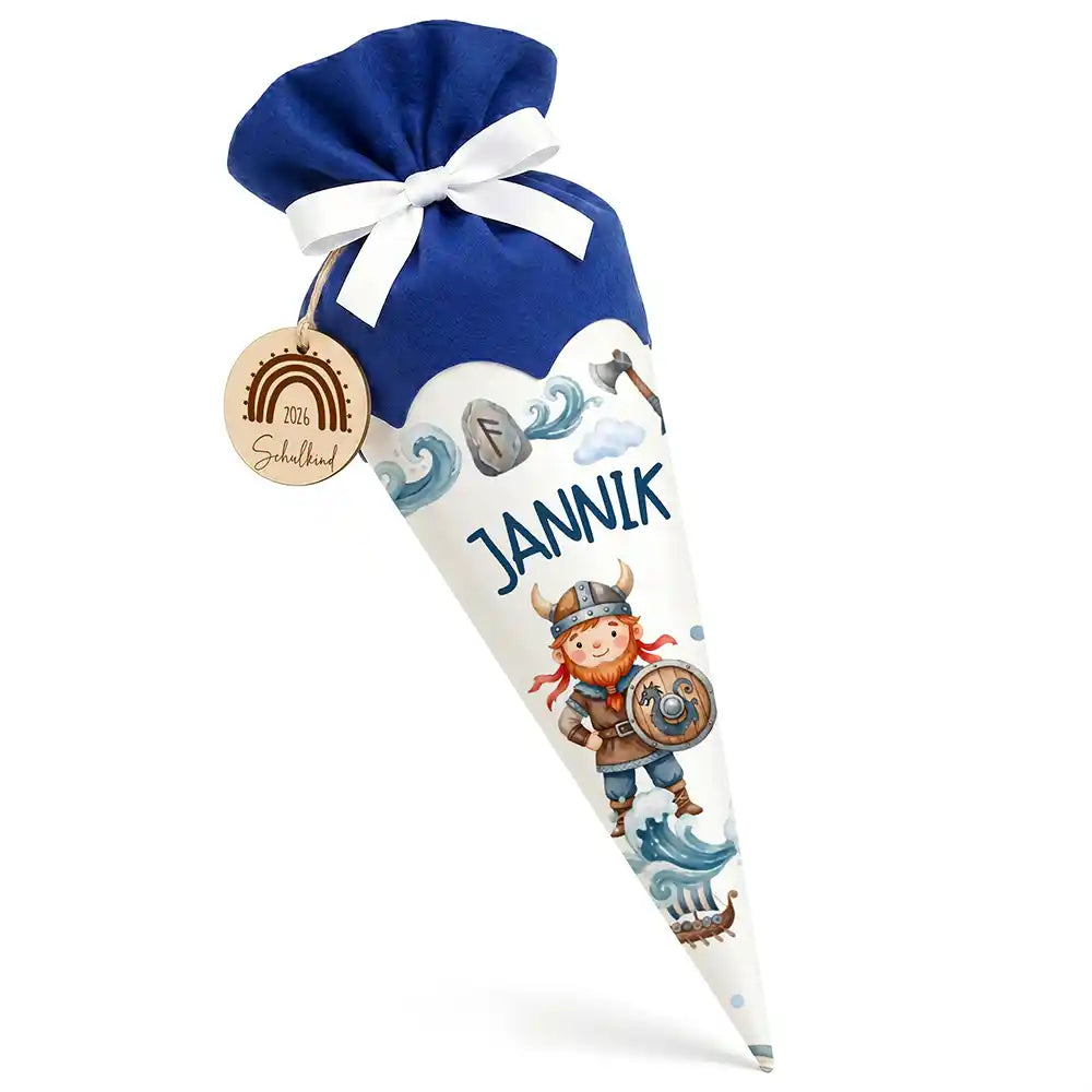 Schultüte personalisiert mit Name Wikinger – Hauptbild mit Holzanhänger und blauem Filzverschluss
