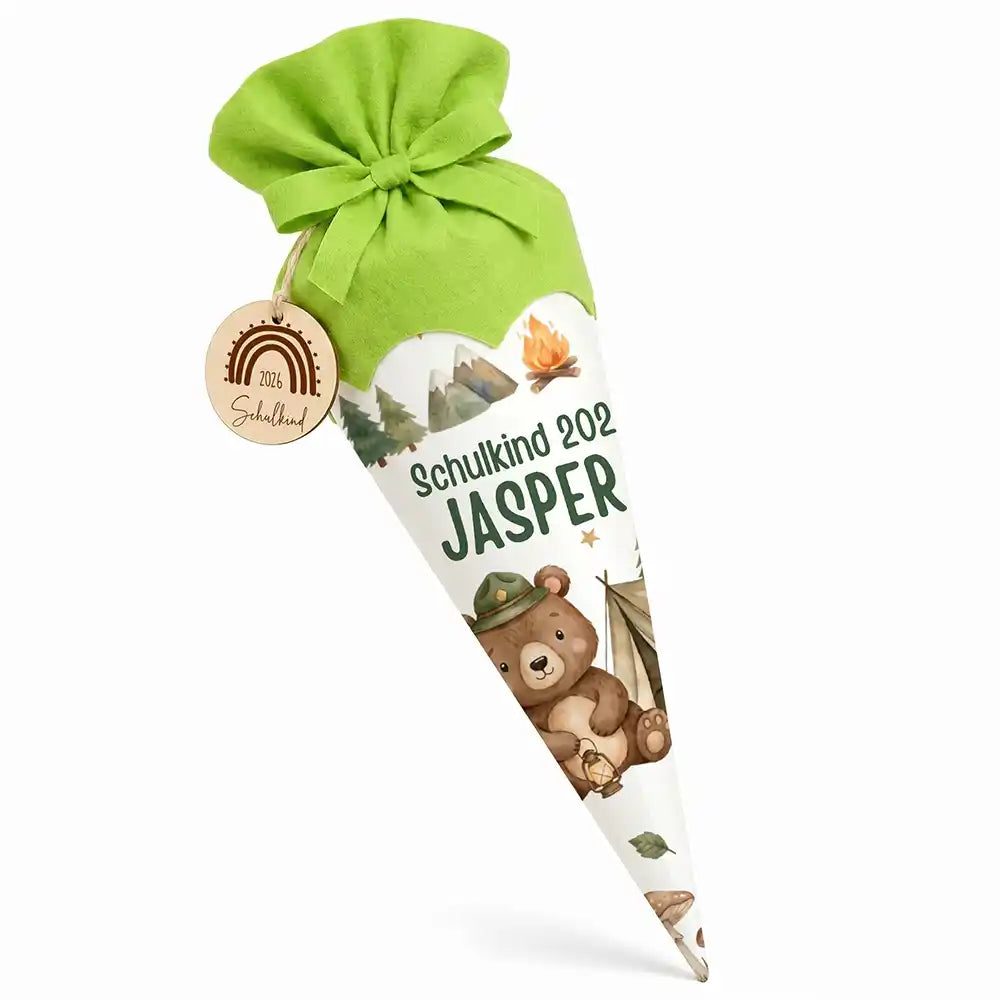 Schultüte personalisiert mit Name Camping-Bär – Hauptbild mit Holzanhänger und grünem Filzverschluss