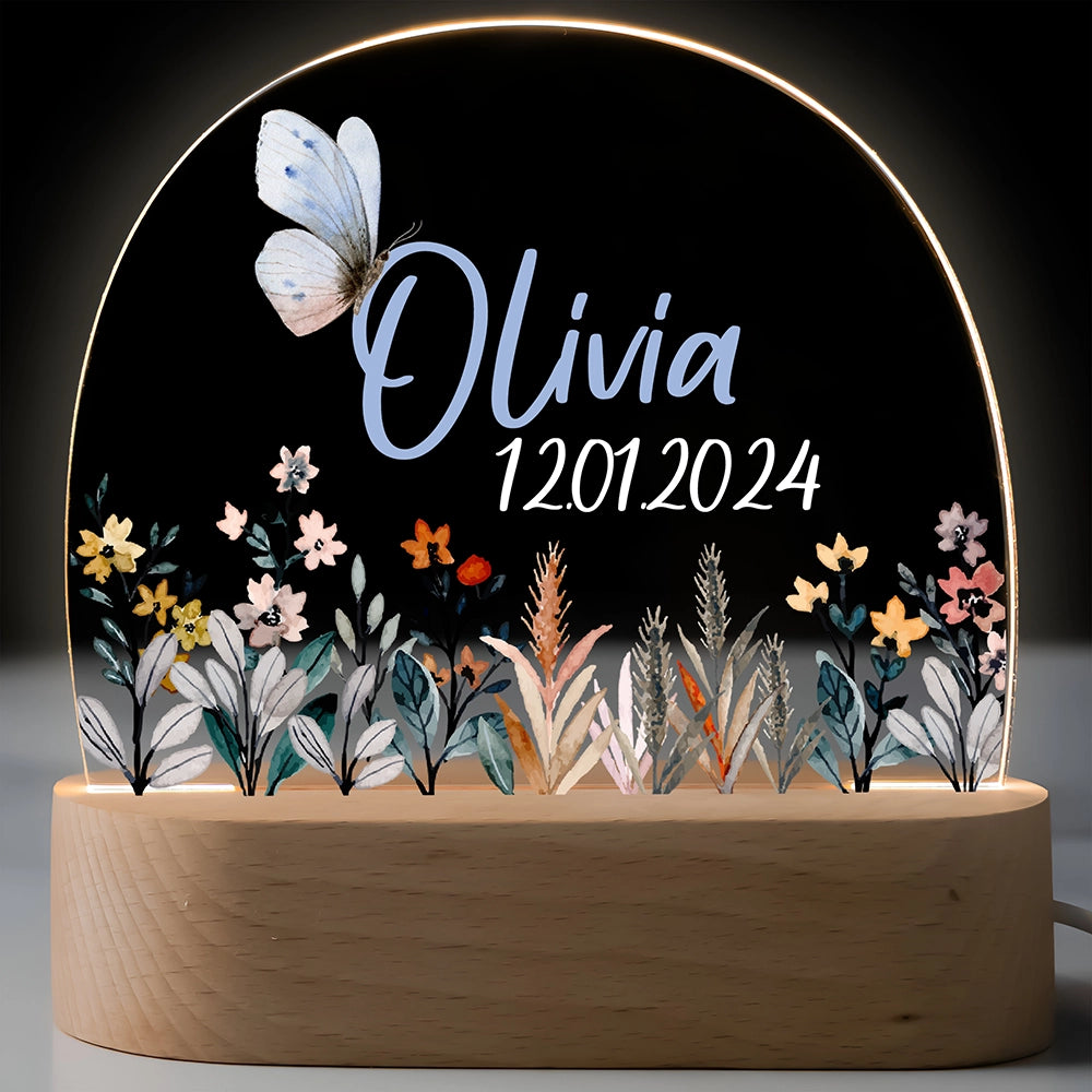 Personalisiertes Nachtlicht für Kinder mit Blumenwiese und Schmetterling, Name und Geburtsdatum – leuchtend auf Holzsockel