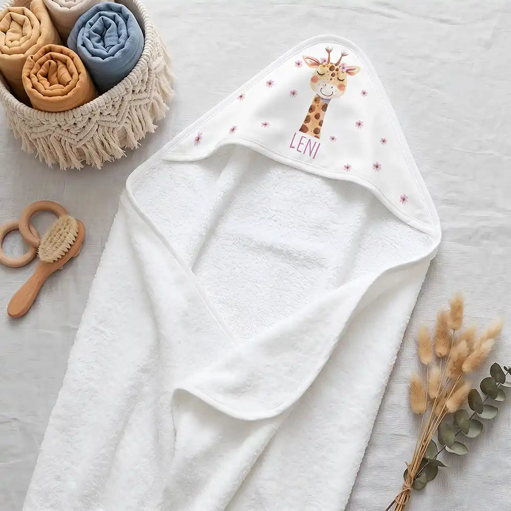Personalisiertes Kapuzenhandtuch Baby Giraffe Blüten – Boho-Flatlay mit Pampasgras und Holzspielzeug