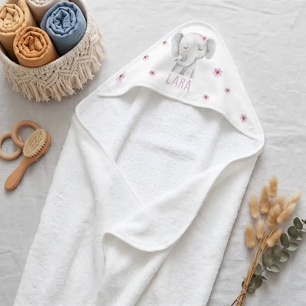 Personalisiertes Kapuzenhandtuch Baby Elefant Blüten – Boho-Flatlay mit Pampasgras und Holzspielzeug