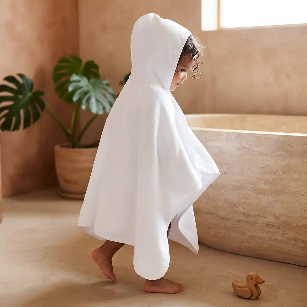 Personalisiertes Kapuzenhandtuch Baby Einhorn Reiterin – Kleinkind nach dem Baden im Lifestyle