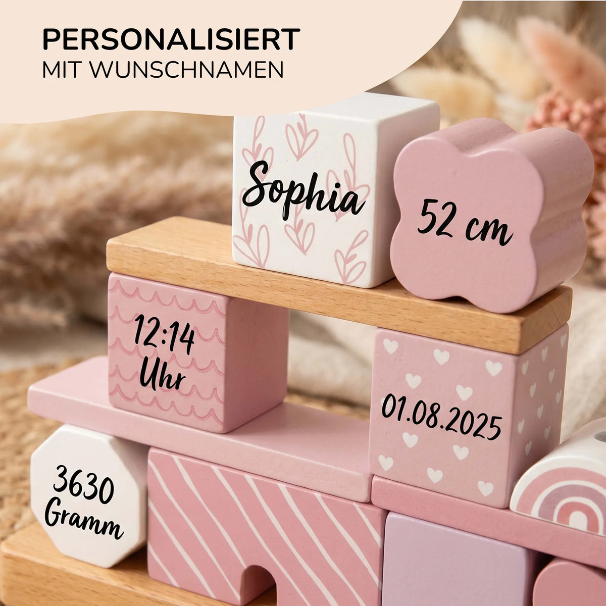 Stapelhaus personalisiert in Rosa, Nahaufnahme von Name und Datum