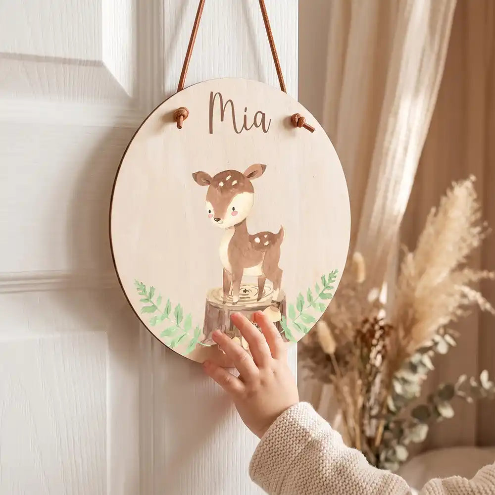 Türschild Kinderzimmer Reh im Wald, mit Namen an der Kinderzimmertür